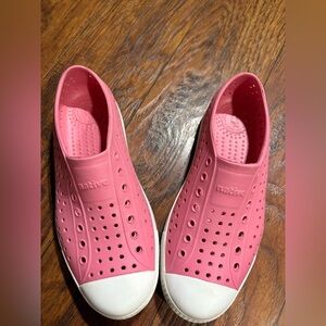 Native girls size 4 pink slip on shoes